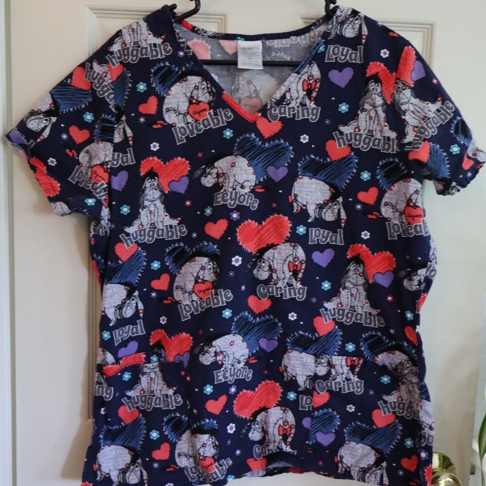 Disney Sz M Eeyore Scrub Top Navy Blue with Hearts